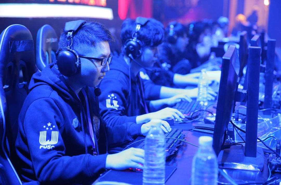 并通过社交 并通过社交